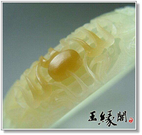 白玉俏色 双龙戏珠手镯