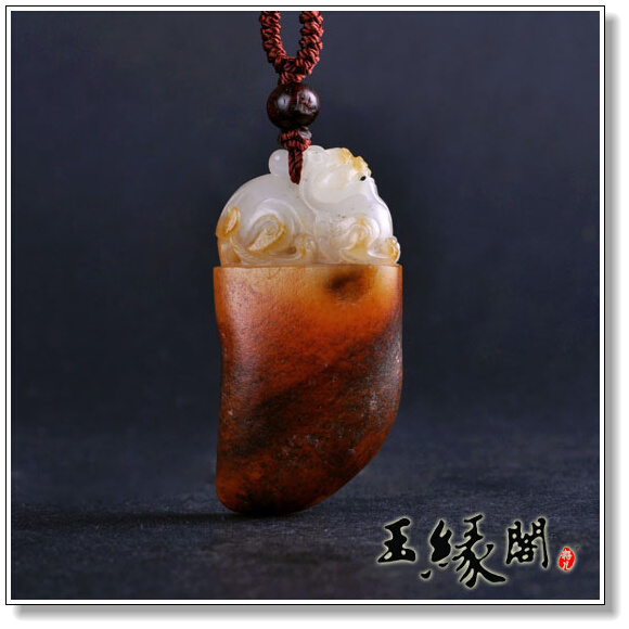 黄皮俏色籽料挂件 府上有龙