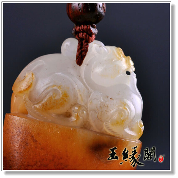 黄皮俏色籽料挂件 府上有龙