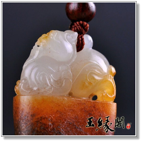 黄皮俏色籽料挂件 府上有龙