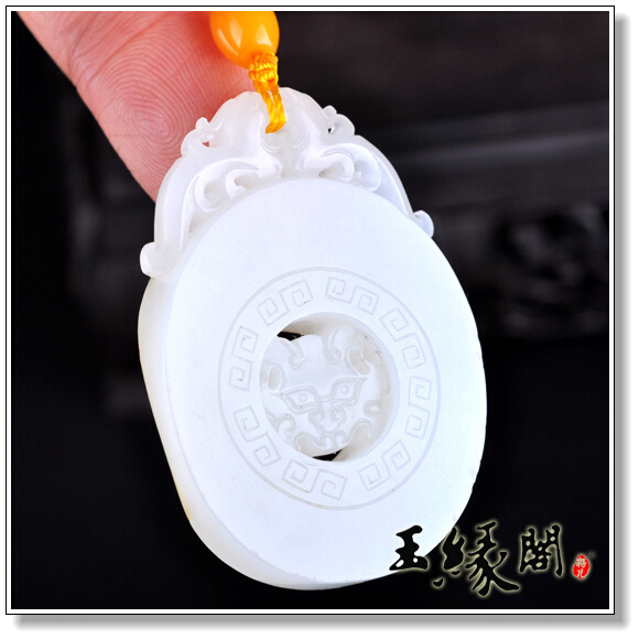 秋梨皮羊脂玉籽料挂件 双龙饕餮壁