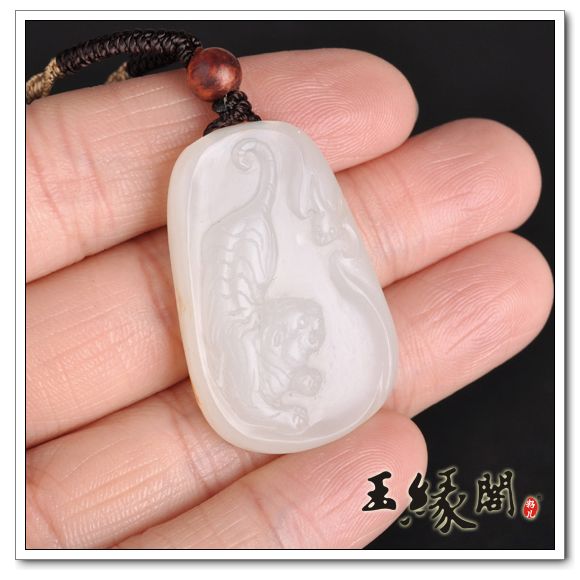 羊脂玉籽料挂件 虎啸福来