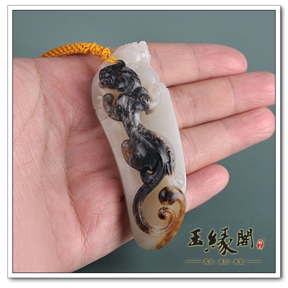 俏色籽料把件 府上有龙