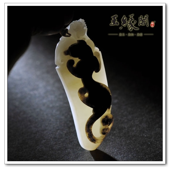 俏色籽料把件 府上有龙