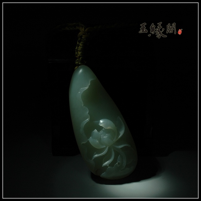 白玉籽料荷韵把件