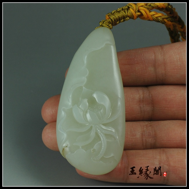 白玉籽料荷韵把件