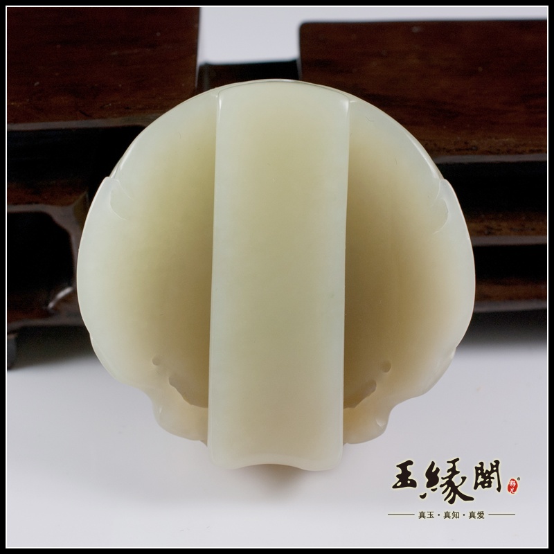 俏色糖白玉腰扣 兽面