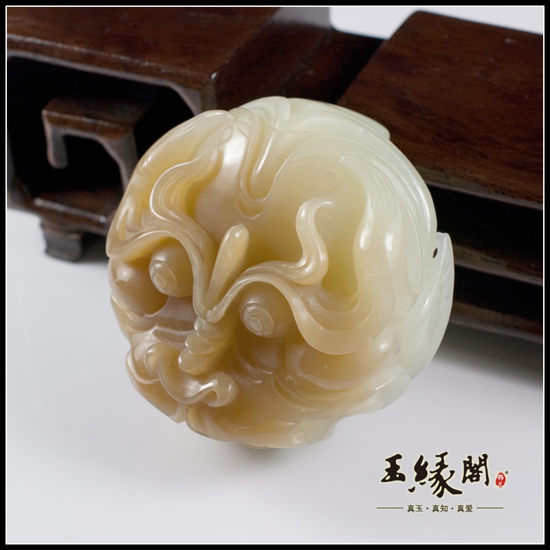 俏色糖白玉腰扣 兽面