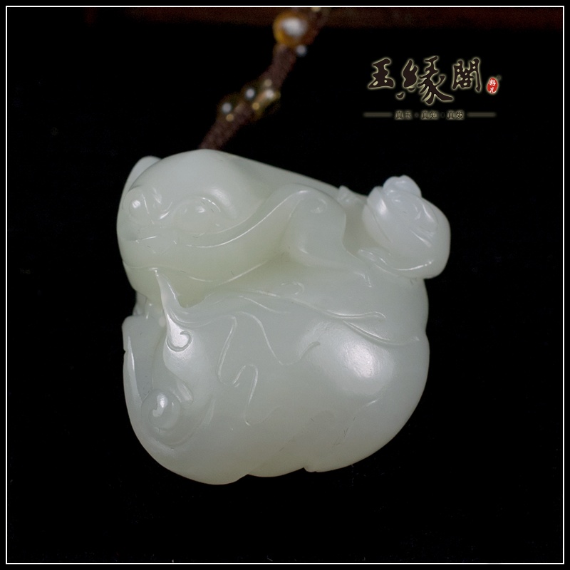 羊脂白玉籽料把件 金钱缠身