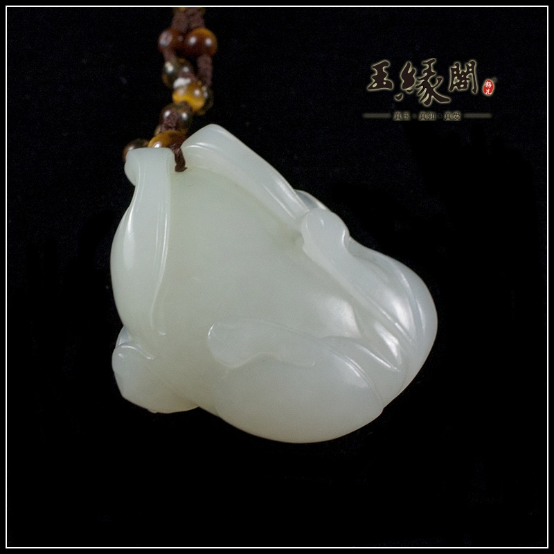 羊脂白玉籽料把件 金钱缠身