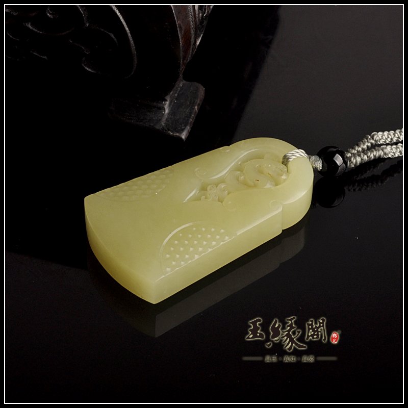 黄玉仿古龙牌 