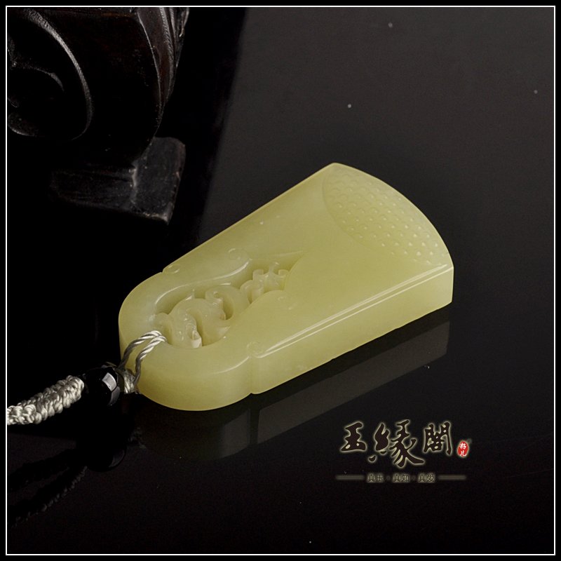 黄玉仿古龙牌 
