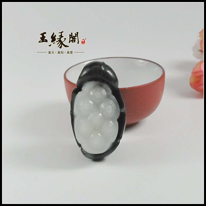 和田玉黑皮籽挂件 莲蓬
