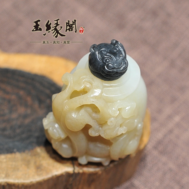 糖白玉鼻烟壶 双龙戏珠