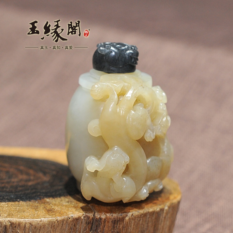 糖白玉鼻烟壶 双龙戏珠