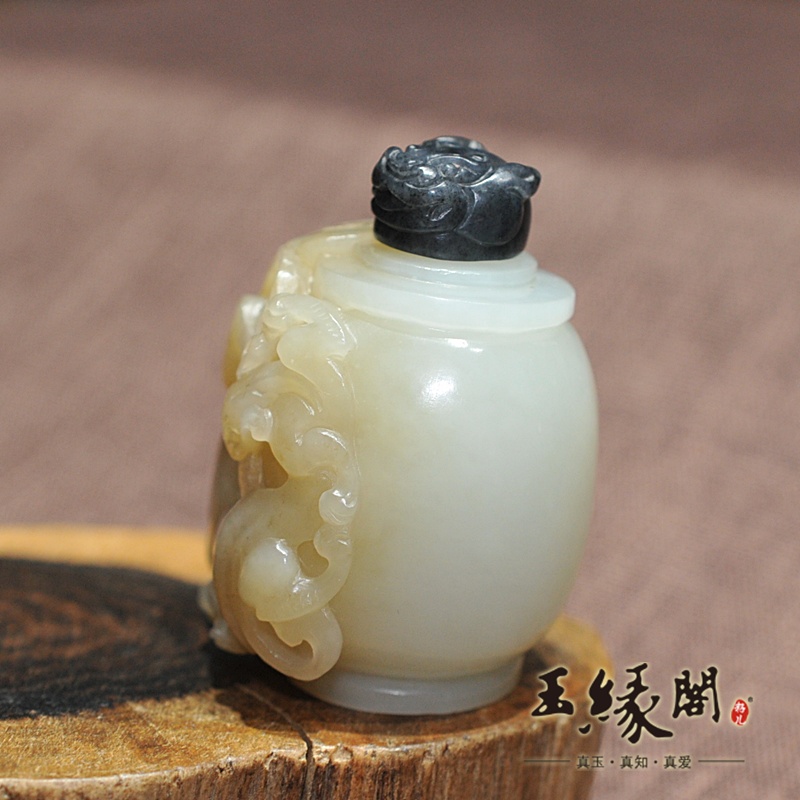 糖白玉鼻烟壶 双龙戏珠