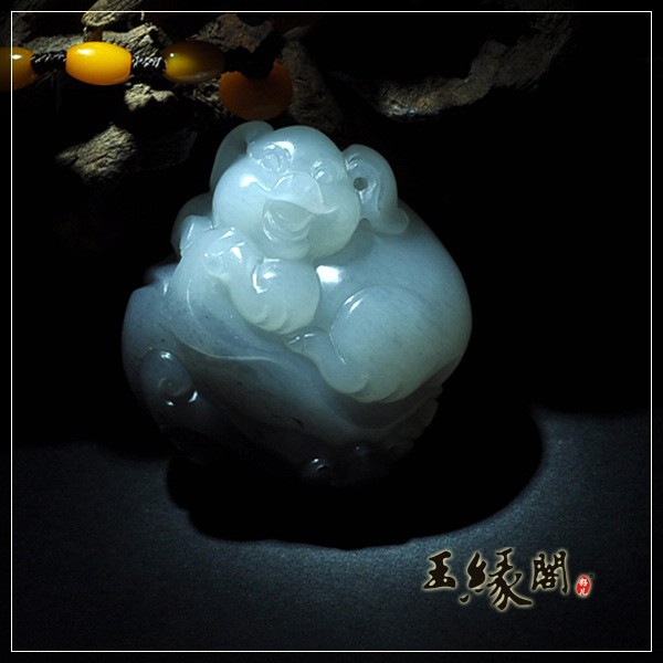 墨玉青花籽挂件 招财猪