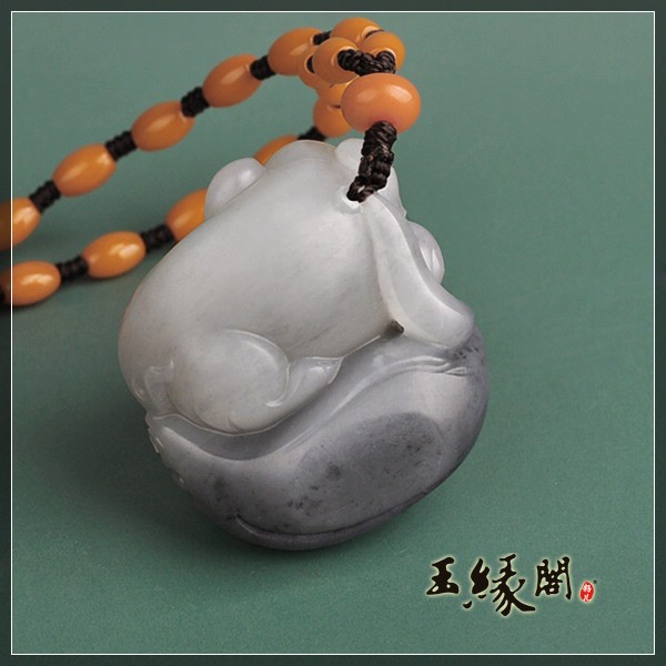 墨玉青花籽挂件 招财猪